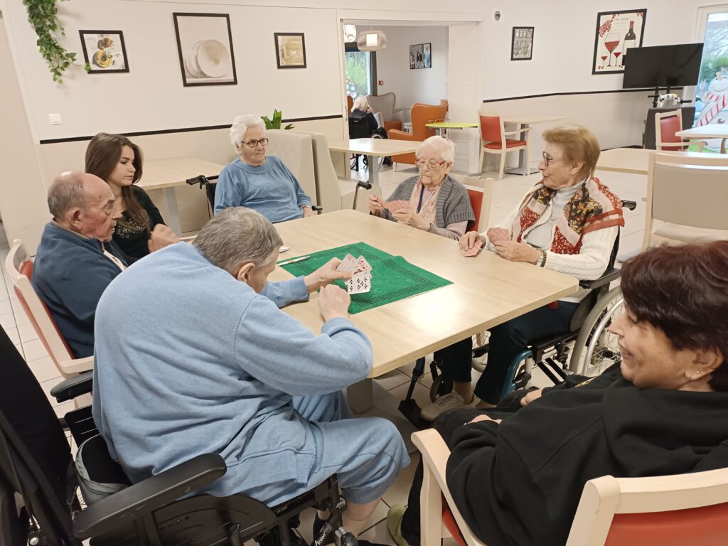 Atelier belote pour nos résidents